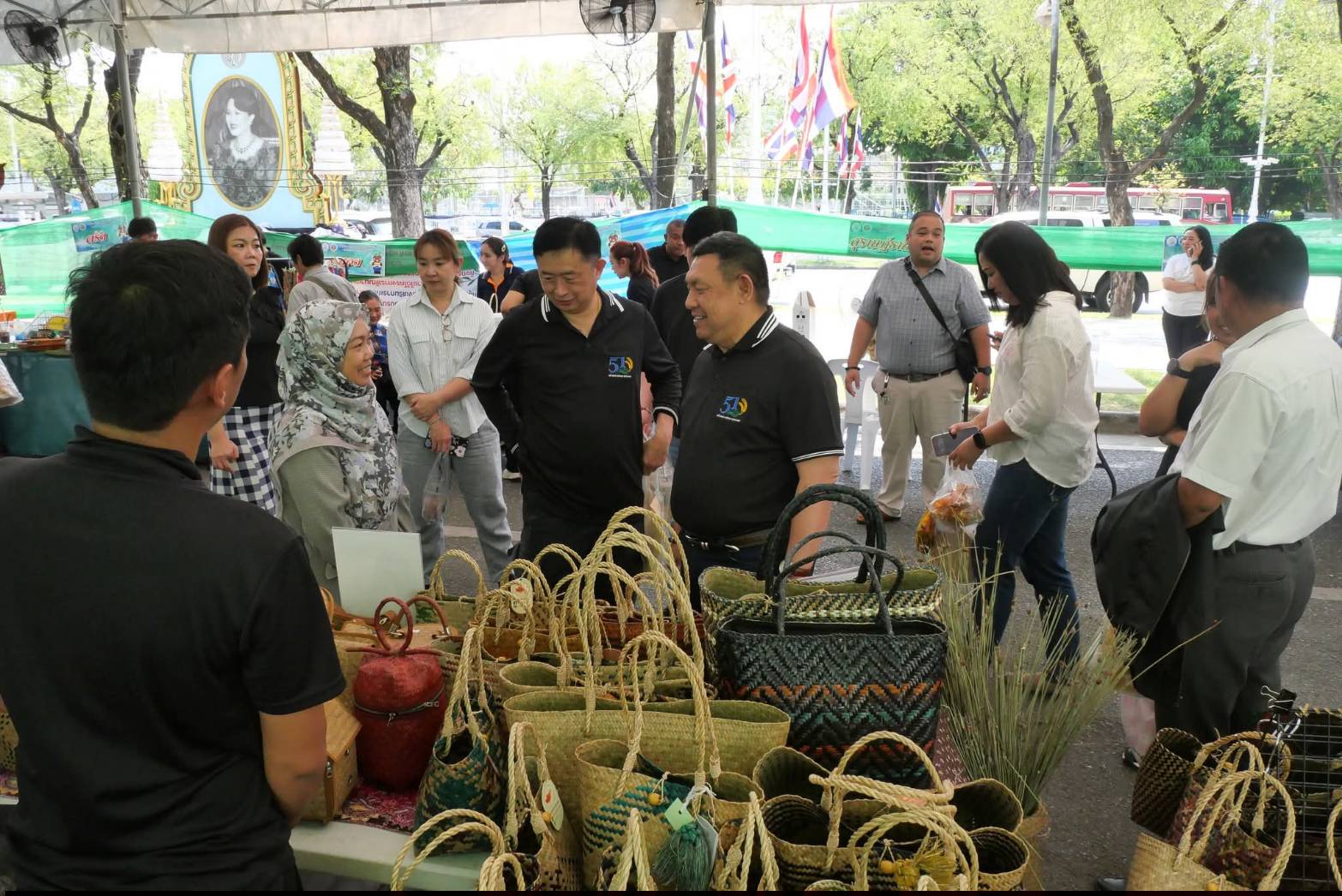 title - เลขาธิการ ส.ป.ก. เยี่ยมทักทายเกษตรกรและซื้อสินค้าในบรรยากาศวันสุดท้ายของการออกร้านขายสินค้า จากเขตปฏิรูปที่ดิน ส่งท้ายงานครบรอบ 51 ปี ส.ป.ก. ณ สำนักงานการปฏิรูปที่ดินเพื่อเกษตรกรรม